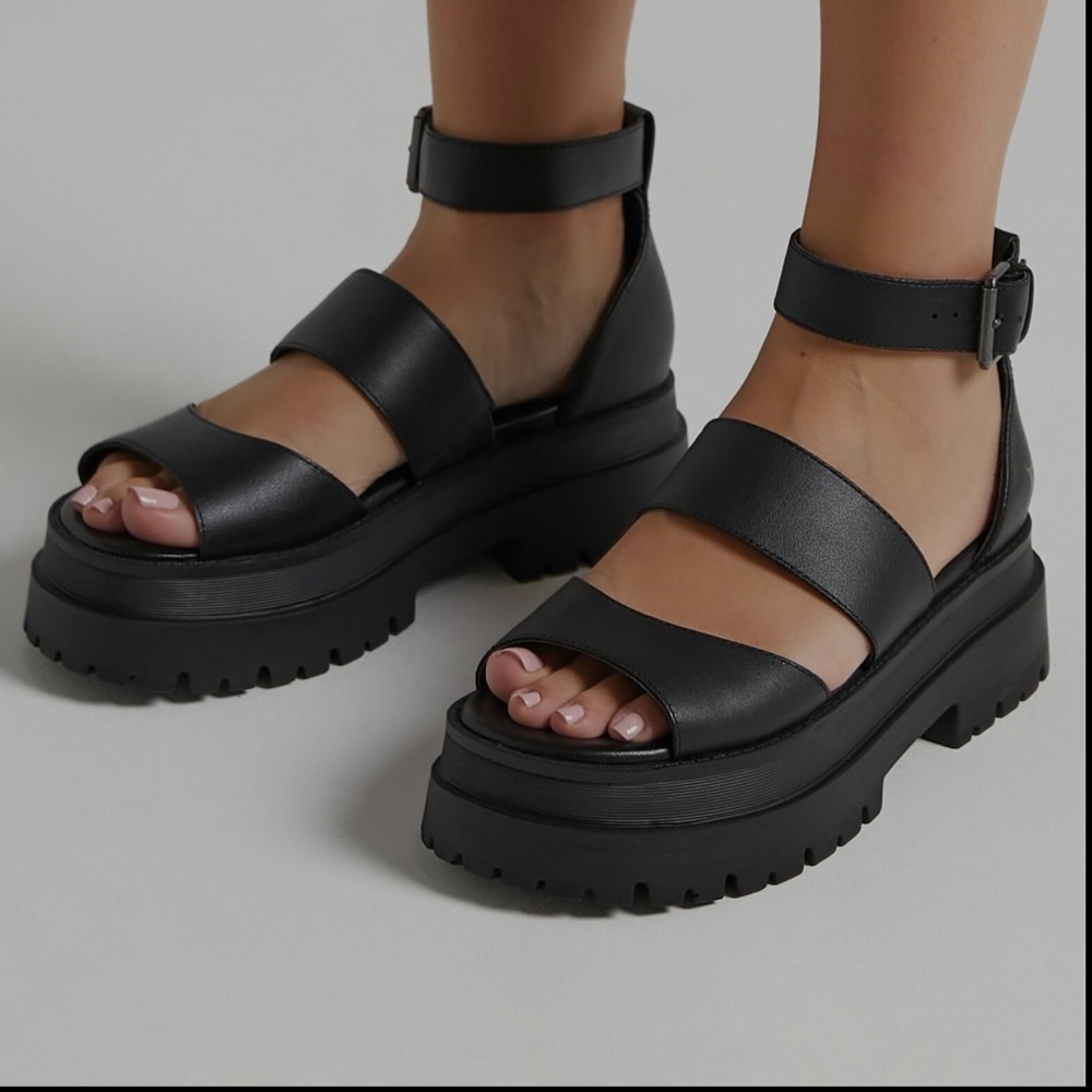 NWT Windsor Smith THRILLED Sandals! 🖤